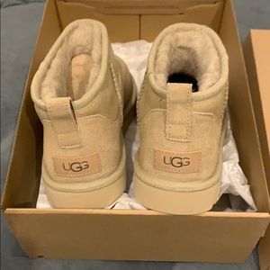 NIB UGG Ultra Mini in Mustard Seed